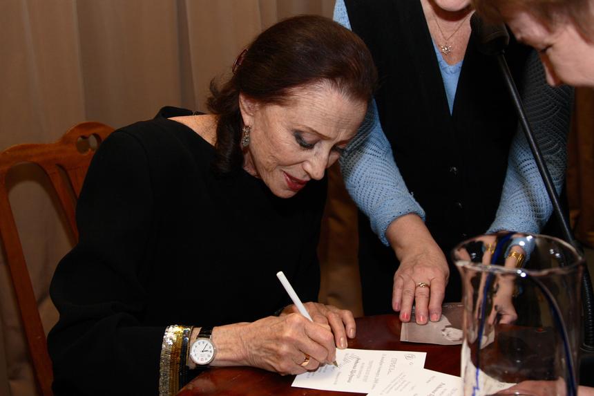 Урна с прахом хранится дома: у балерины Майи Плисецкой до сих пор нет могилы