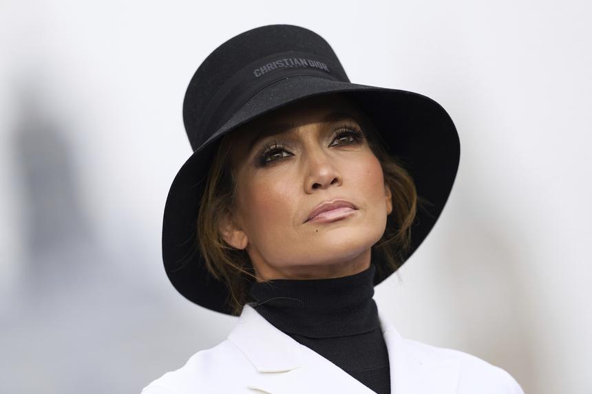 Дженнифер Лопес появилась на публике в оголяющих ногу сапогах за 242 тысячи рублей