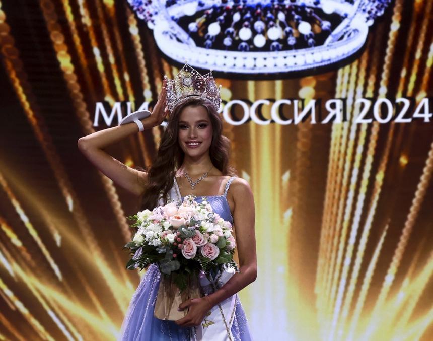 «Навела я шуму»: Валентина Алексеева в платье с камнями позировала на конкурсе «Мисс Вселенная»