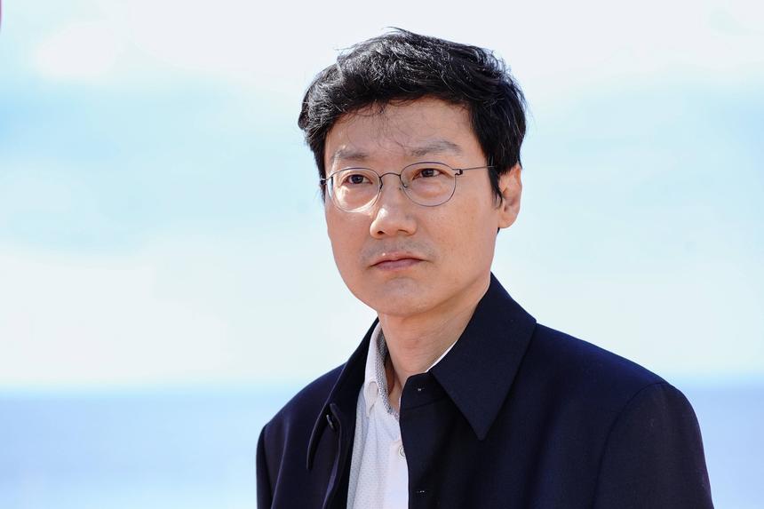 Режиссер «Игры в кальмара» Хван Дон Хек лишился зубов во время съемок сериала