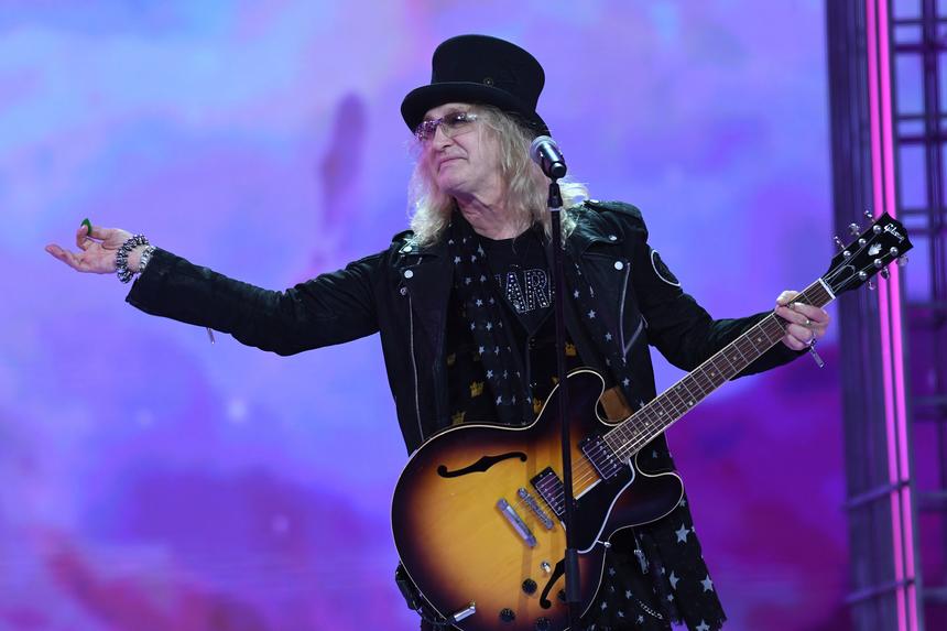 «Дрожат руки, коленки»: певец Александр Иванов признался в непростом самочувствии перед концертом