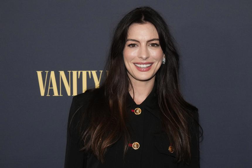 Энн Хэтэуэй снялась в прозрачном наряде в честь 42-летия