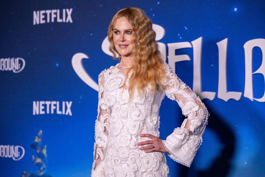 Повторила свой культовый образ: Николь Кидман появилась на премьере фильма с кудрявыми волосами