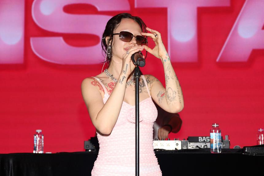 «Там формы впереди творчества»: рэпер Серега раскритиковал Инстасамку