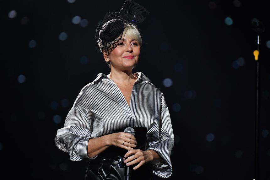 «Нет брака»: резко похудевшая Анжелика Варум впервые за несколько месяцев вышла в свет