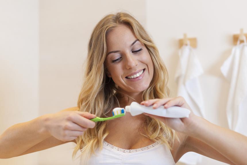 Женщина случайно проглотила зубную щетку и попала в больницу