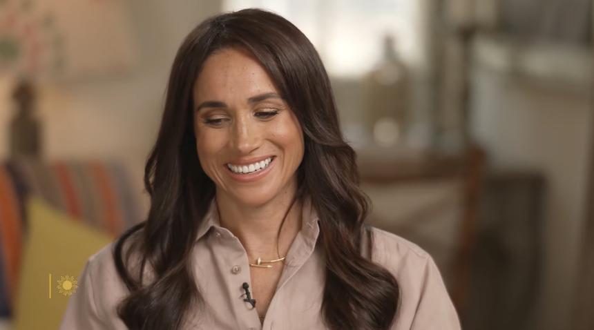 Меган Маркл в костюме с открытыми плечами посетила вечеринку без принца Гарри