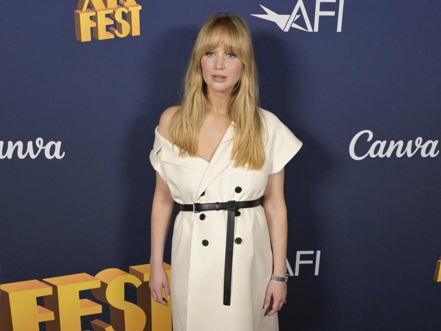 Выглядела серьезной: беременная Дженнифер Лоуренс вышла в свет в облегающем платье