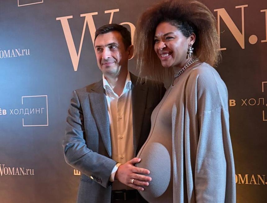 «Буду рядом в священный момент»: актер Гаврилов вышел в свет с беременной женой Кейру