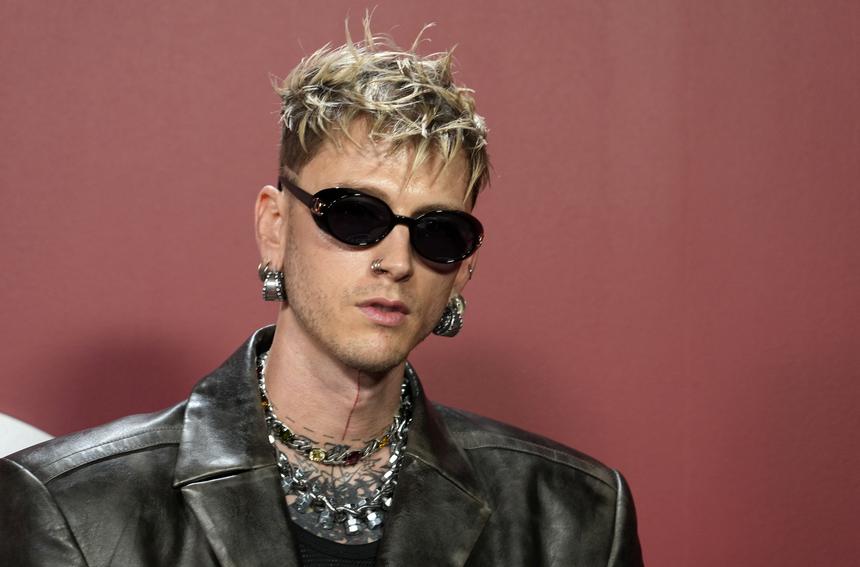 Раскрыто финансовое состояние бойфренда Меган Фокс Machine Gun Kelly