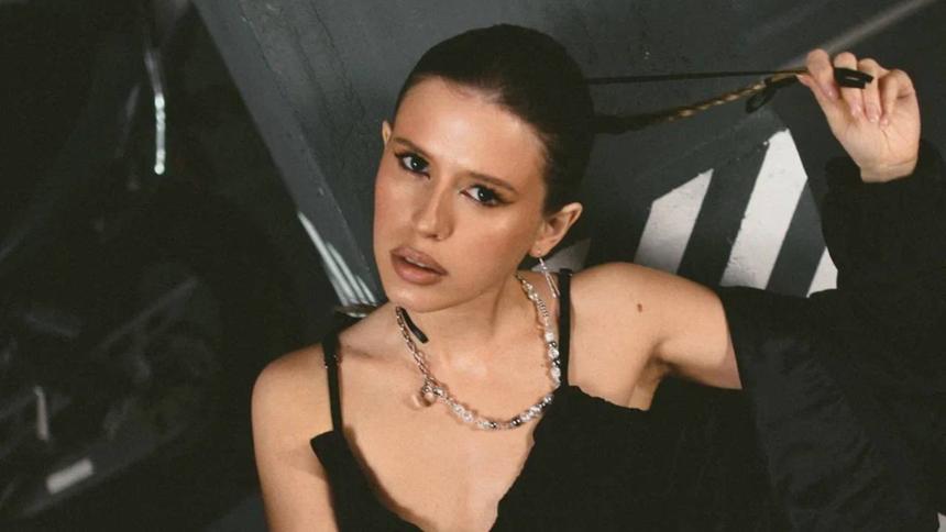 «Хейтеров просто дофига»: известная российская певица рассказала, как справляется с критикой