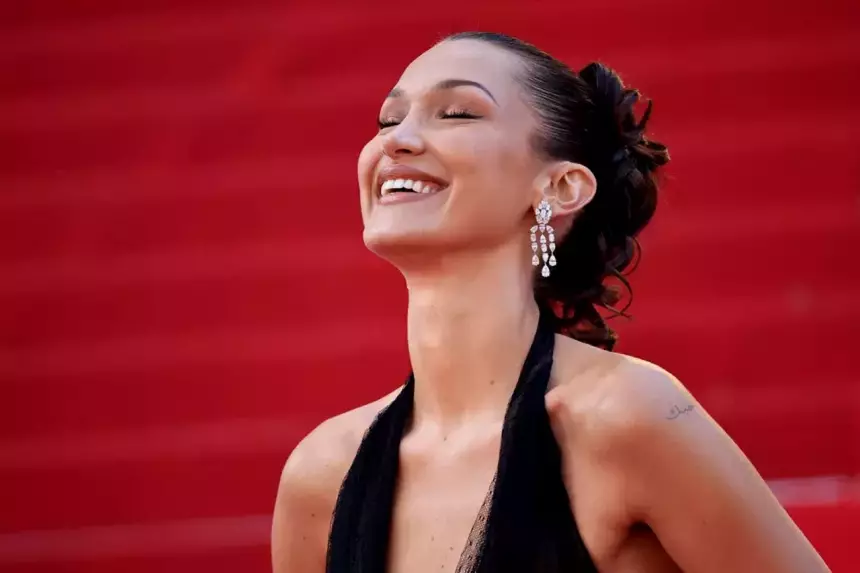 Белла Хадид выбрала подчеркнувший фигуру провокационный наряд для участия в шоу