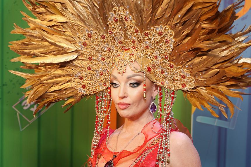 Анастасия Волочкова появилась на премии с перьями на голове и в валенках