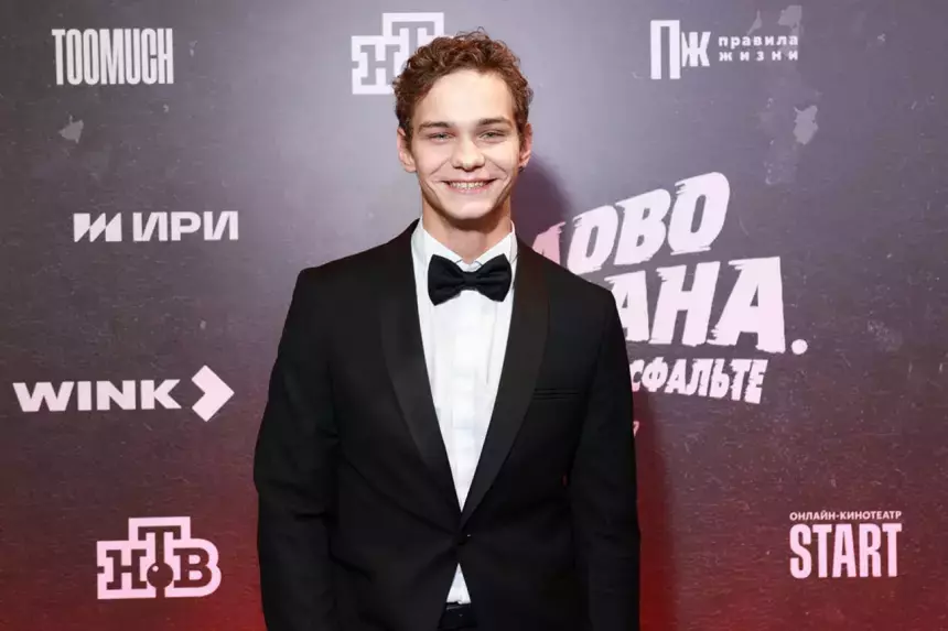 Звезда «Слова пацана» Слава Копейкин вышел в свет в шубе и с девушкой Енжаевой