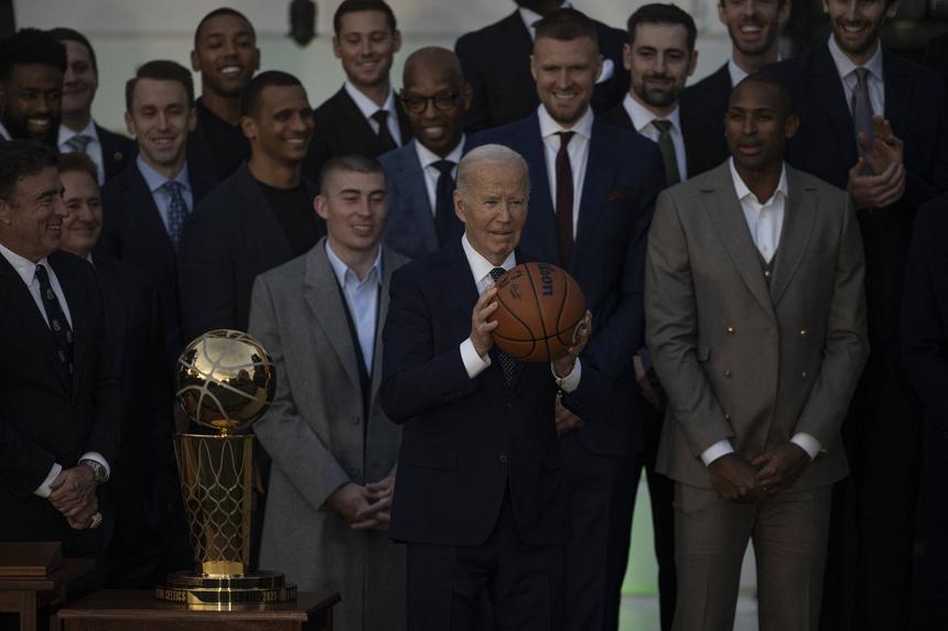 Джо Байден забыл название команды действующих чемпионов НБА во время чествования в Белом доме