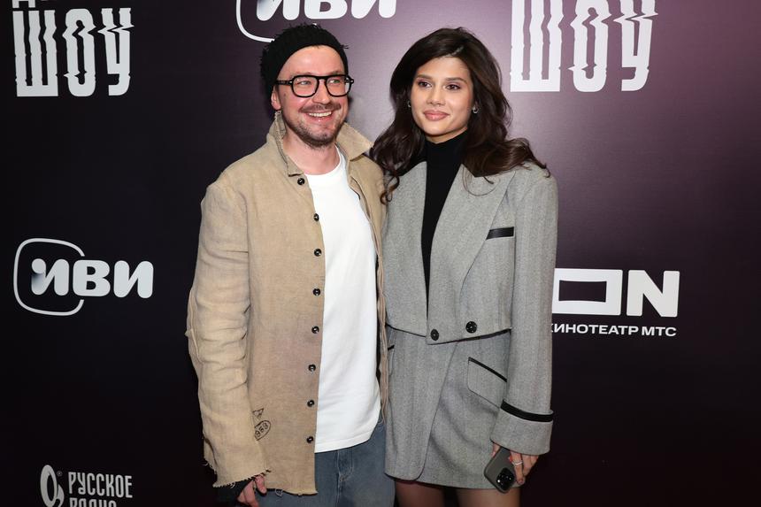 Прятать живот уже сложно: жена Александра Петрова вышла в свет после сообщений о беременности