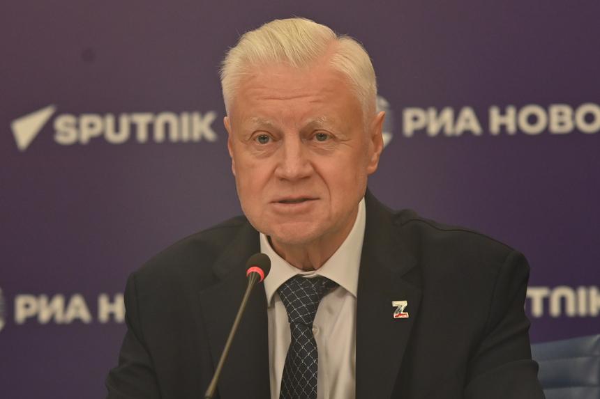 «Вот как надо работать»: Сергей Миронов пришел в Госдуму в футболке с надписью «Крепкий Орешник»