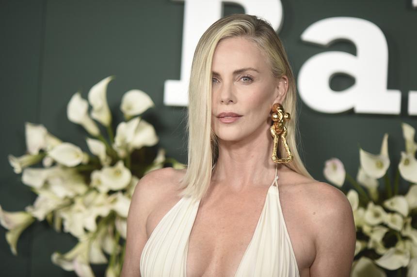 49-летняя Шарлиз Терон тайно зарегистрировалась в приложении для знакомств