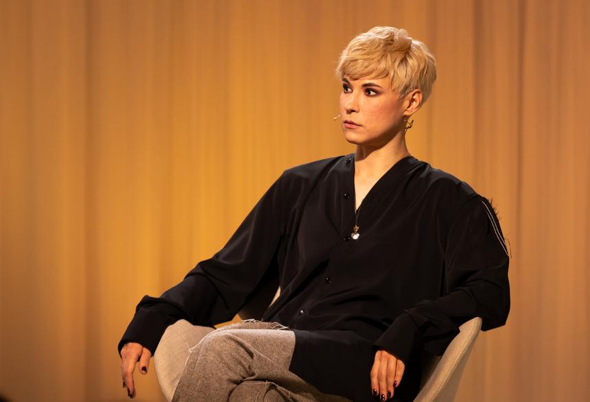 Звезда «Женского стендапа» призналась, что отбирает деньги у мужа: «Оставляет себе на жвачки»