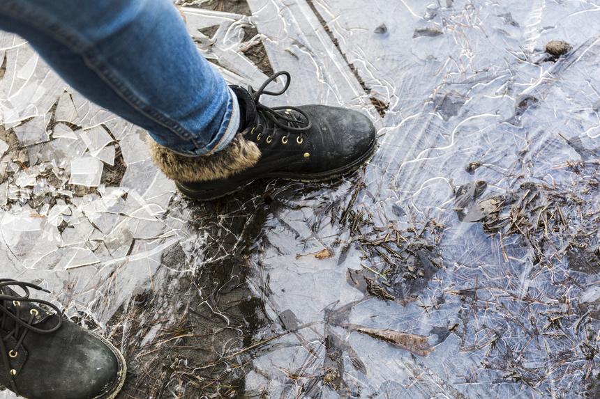 В чем опасность промокших ног для организма: отвечает врач