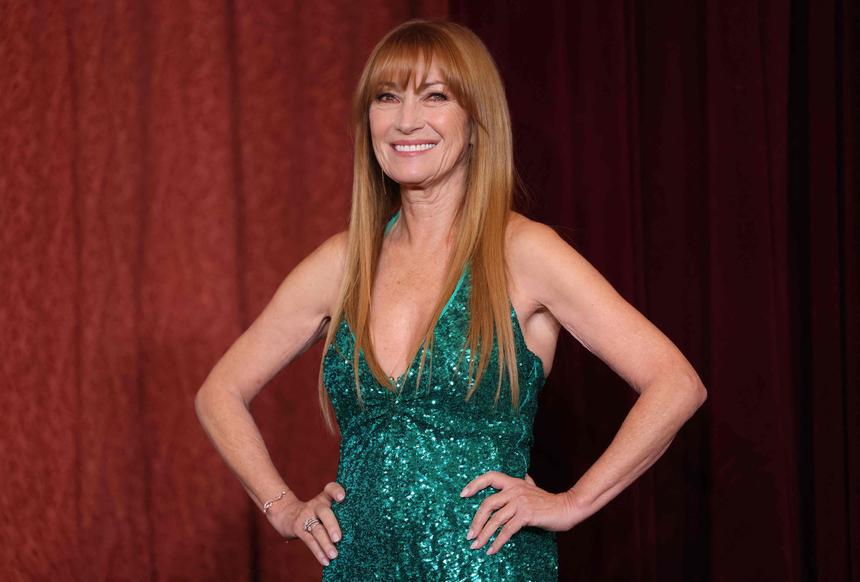 Роскошная: 73-летняя актриса Джейн Сеймур поразила публику эффектным платьем с декольте