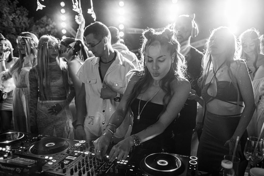 Ученая вечеринка: Жу Монтвилайте разольет нефть в Mendeleev