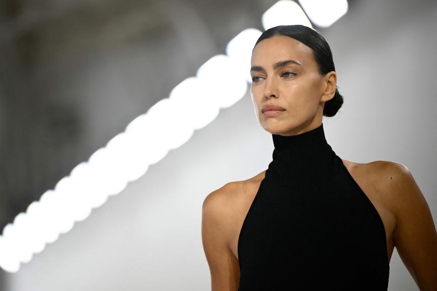 Ирина Шейк продемонстрировала фигуру в купальнике на парении в бане