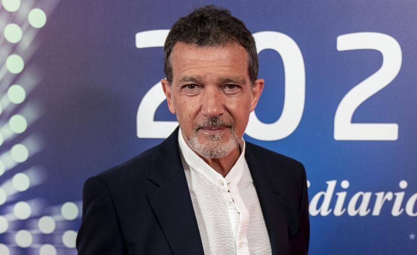 Актер Антонио Бандерас вышел в свет с избранницей, которая на 21 год моложе него