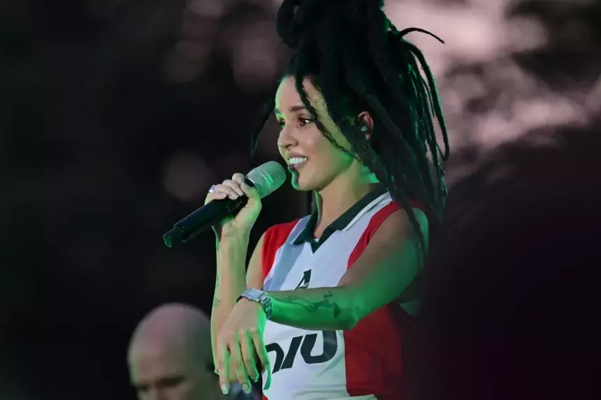 «Не такая, не сякая»: преобразившаяся Zivert оправдалась за отсутствие мужа