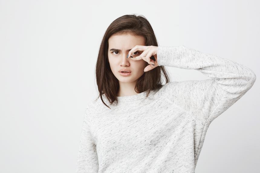 На помощь планируют привлечь федеральных специалистов: пуля отскочила в глаз 14-летней школьнице