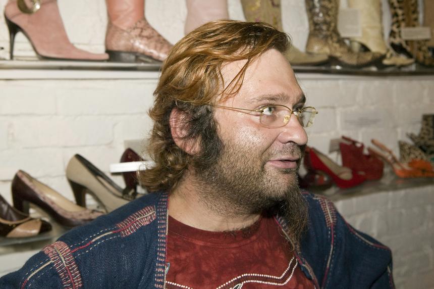 «Это не акт вандализма»: могила шоумена Романа Трахтенберга оказалась заброшена