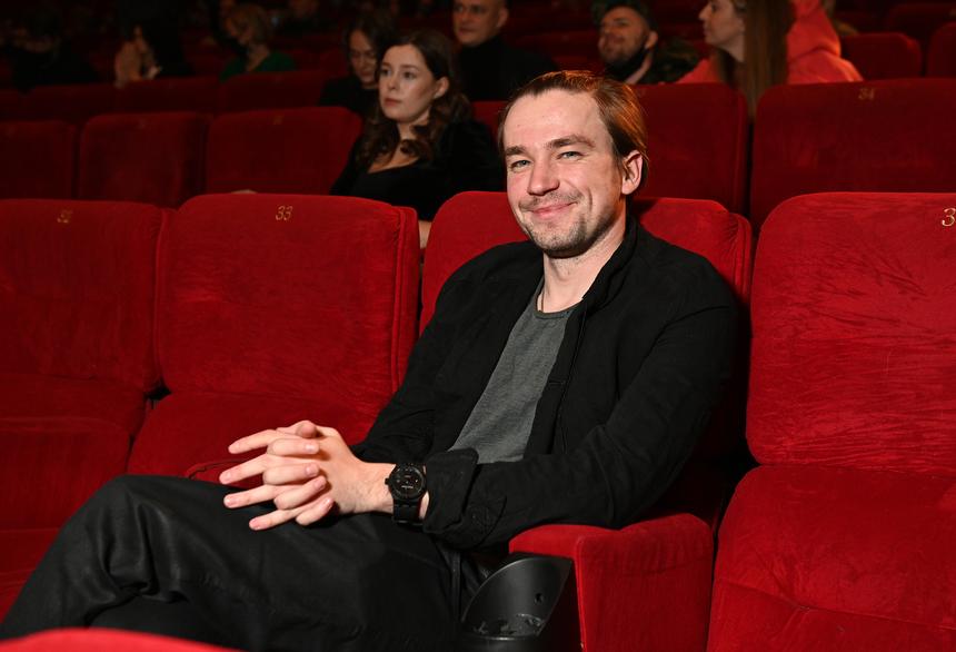 Актер Александр Петров удивил поклонников кардинальными переменами во внешности: лишился волос