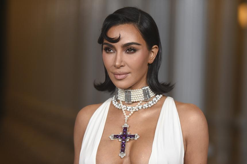 «Что с тобой творится?»: Ким Кардашьян напугала фанатов фото в балаклаве и кроп-топе