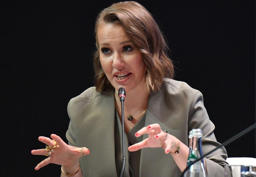 43-летняя Ксения Собчак вышла в свет в платье с вырезом в неожиданном месте