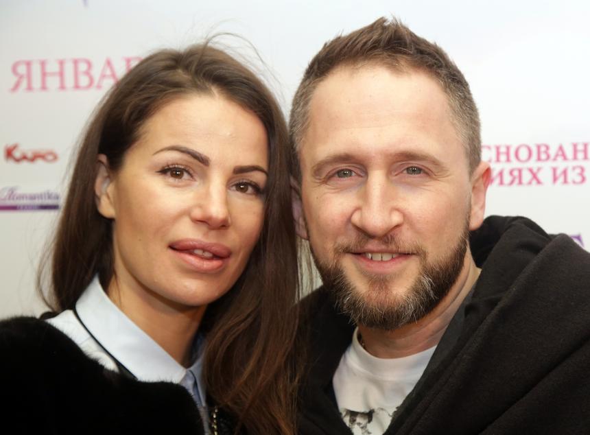 Телеведущий Оскар Кучера показал редкий снимок с женой и 19-летним сыном