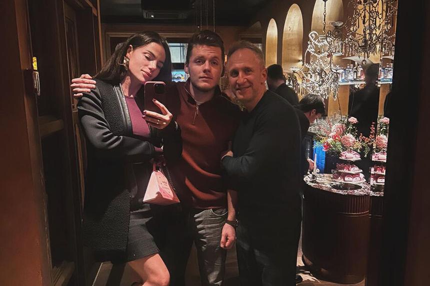 Телеведущий Оскар Кучера показал редкий снимок с женой и 19-летним сыном