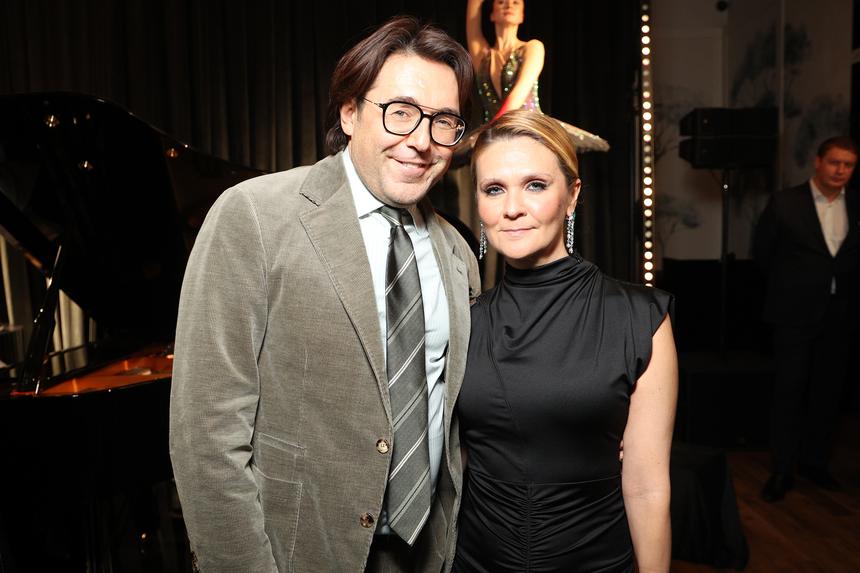 Телеведущий Андрей Малахов впервые за долгое время вышел в свет с женой Шкулевой