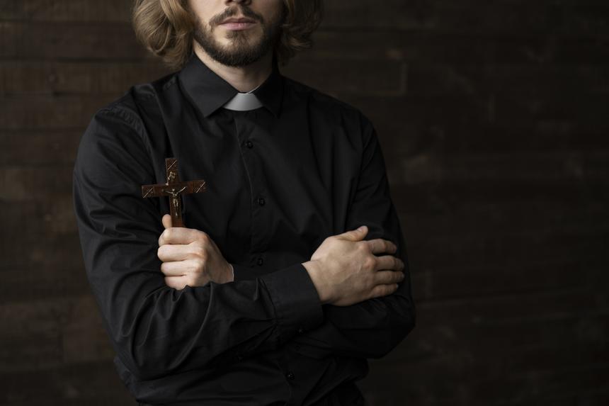 Подозревают в попытке изнасилования девушки: в деле екатеринбургского священника появился новый эпизод