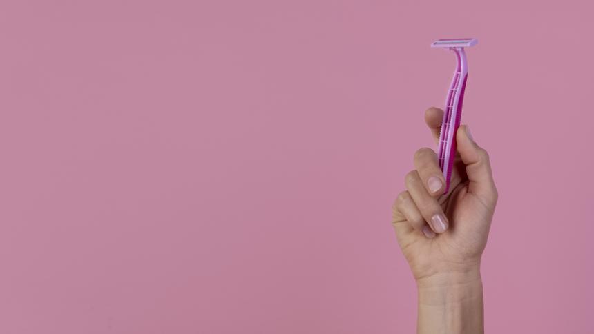 Какие инфекции можно «подхватить» во время бритья: отвечает врач