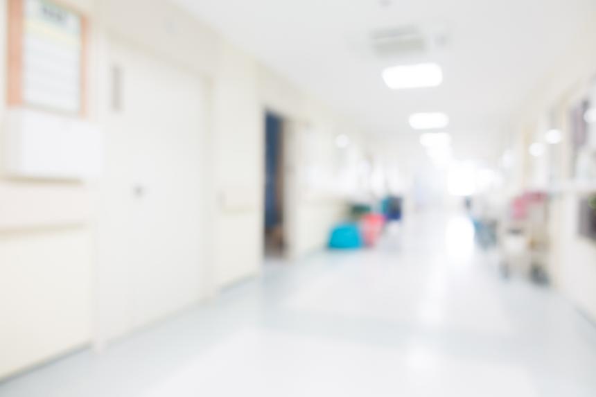 Россиянка отвела детей к врачу и получила ожоги глаз