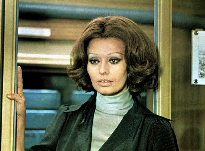 Внучка Софи Лорен стала участницей бала дебютанток: как сейчас выглядит 18-летняя Лючия Понти