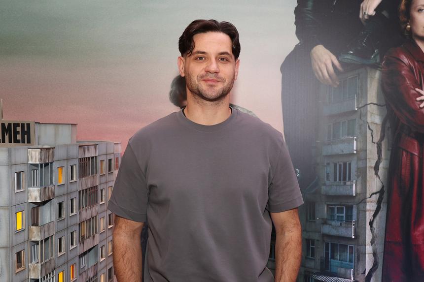 Актер Марк Богатырев отвел на футбольную тренировку сына от Татьяны Арнтгольц