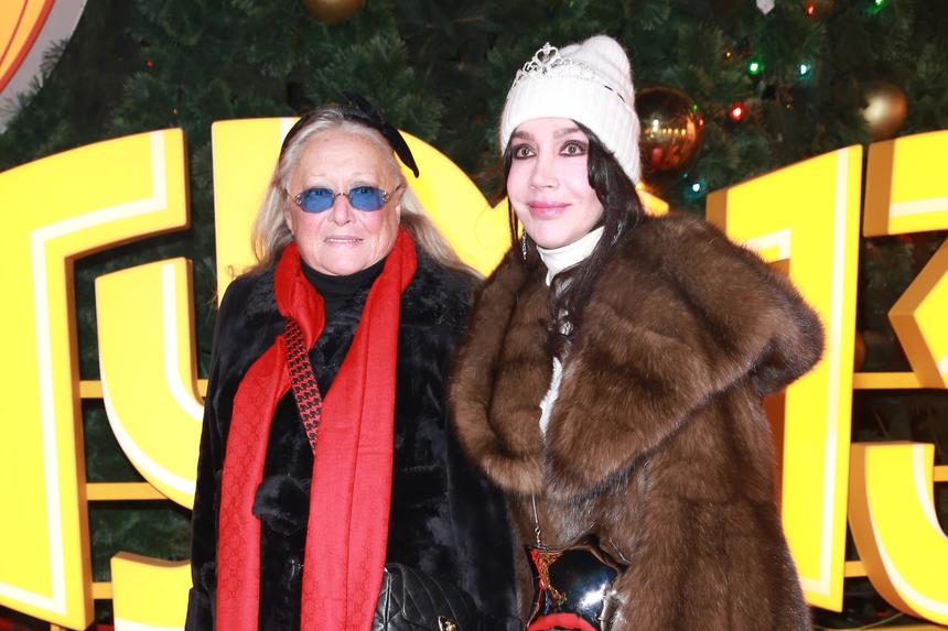 77-летняя Татьяна Михалкова появилась на ГУМ-катке в черном ободке с бантом