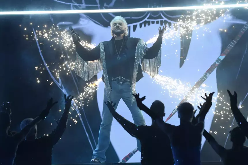 «Рад знакомству, будущий женишок»: Филипп Киркоров принял букет для дочери от ее поклонника