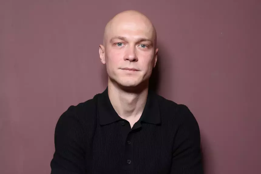 «I'm 32»: Юра Борисов поздравил себя на английском языке после поездки в Голливуд