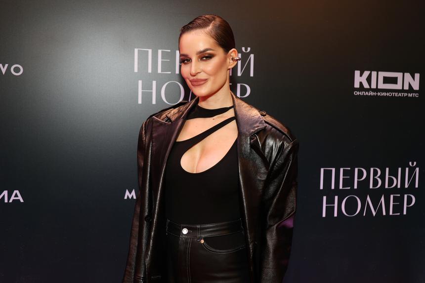 Солистку группы Artik & Asti заподозрили в беременности