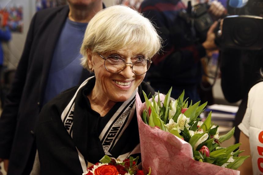 Выглядела энергичной, задувала свечи на торте: появились кадры с празднования 90-летия Алисы Фрейндлих