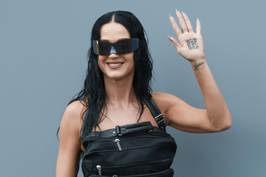 Кэти Перри вышла на сцену в красном кожаном костюме Санты и меховых сапогах