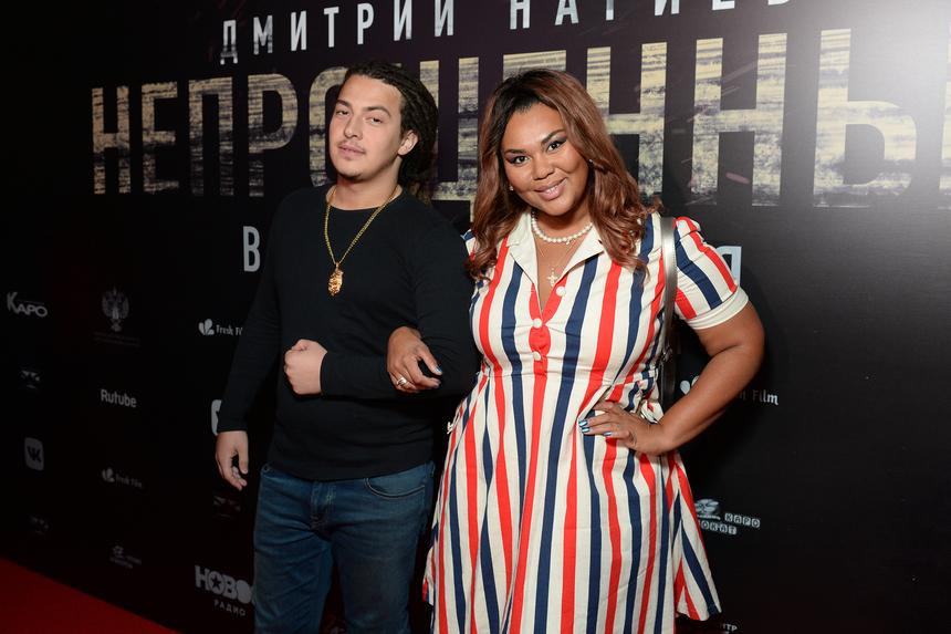 38-летняя певица Корнелия Манго открыла вино в честь выписки с дочкой из роддома