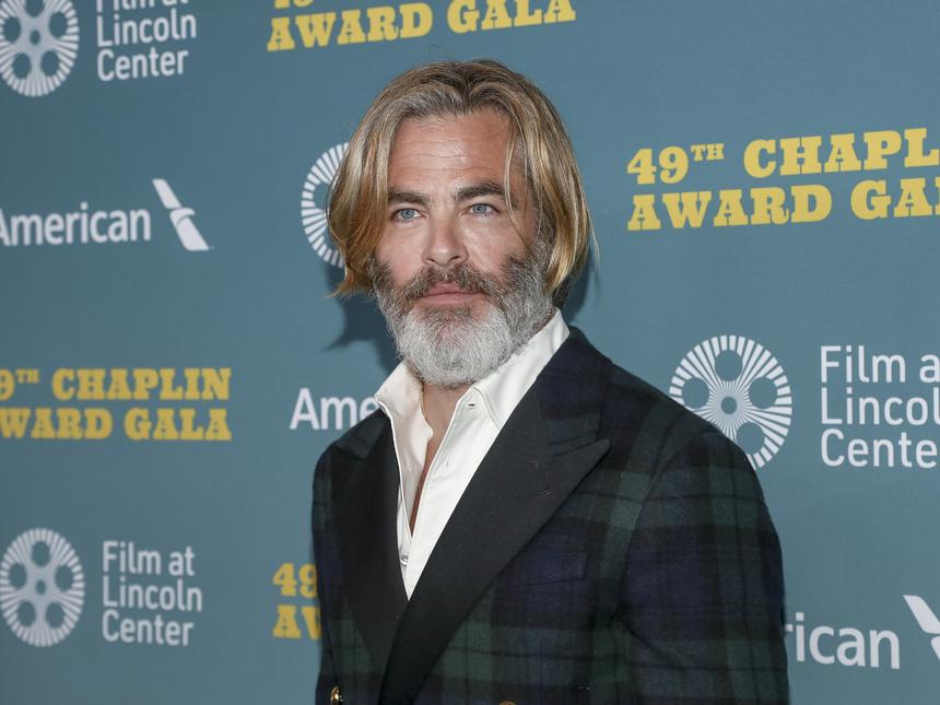 44-летний Крис Пайн появился на публике с новой молодой возлюбленной: кто она